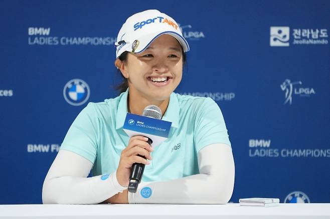 김세영이 17일 전남 해남 파인비치 골프링크스에서 열린 LPGA 투어 BMW 레이디스 챔피언십 2라운드를 1위로 마친 뒤 소감을 밝히고 있다. 대회 조직위원회 제공
