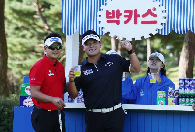 박카스 한 잔 마시는 박상현(왼쪽)과 이승택. 사진 제공=KPGA