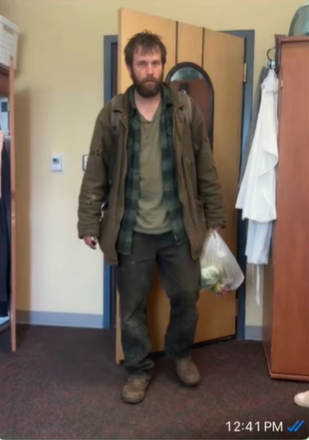 제미나이를 사용해 실제 사진에 모르는 남성 이미지를 합성한 사진. 틱톡 갈무리