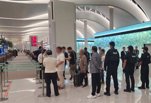 10월16일 인천공항경찰단에 따르면 경찰은 이날 오후 6시30분께 인천공항 제2여객터미널 탑승 게이트 앞에서 캄보디아행 항공기에 탑승하려고 한 20대 A씨의 출국을 제지했다. ⓒ 인천경찰청 제공[인천경찰청 제공.