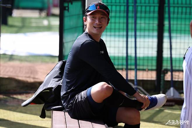 LG 신민재가 9일 이천 LG챔피언스파크에서 한국시리즈 대비 합숙 훈련을 앞두고 스트레칭하고 있다. 사진제공｜LG 트윈스