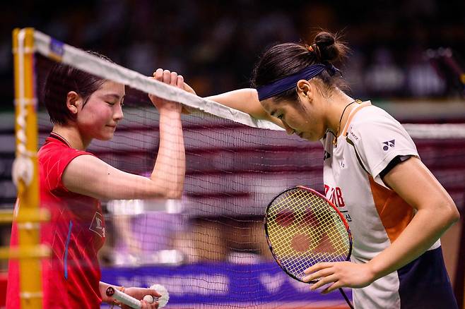 안세영(오른쪽)과 미야자키 토모카.   AFP연합뉴스