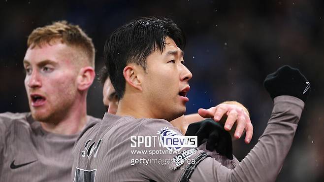 ▲ 손흥민이 가세한 뒤 LAFC의 흐름은 완전히 달라졌다. 시즌 중반까지만 해도 경기력의 기복이 심했지만, 손흥민의 합류 이후 공격 마무리에 힘이 붙었다. 손흥민과 부앙가는 '흥부 듀오'라는 애칭을 얻으며 리그에서 가장 위력적인 공격 조합으로 자리 잡았다. 8월 24일 FC댈러스전부터 10월 6일 애틀랜타 유나이티드전까지 7경기에서 무려 18골을 합작했다.