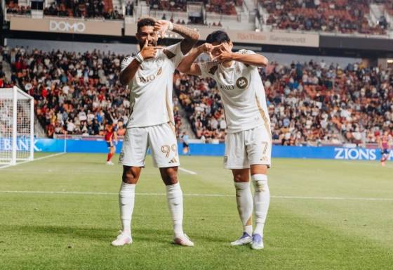 로스앤젤레스(LA)FC 손흥민(오른쪽)이 지난 9월 미국 유타주 샌디 아메리카 퍼스트 필드에서 열린 2025 미국 메이저리그사커(MLS) 정규리그 원정 경기 레알 솔트레이크전에서 해트트릭을 달성한 뒤 드니 부앙가와 함께 찰칵 세리머니를 하고 있다. /사진=LAFC SNS 캡처