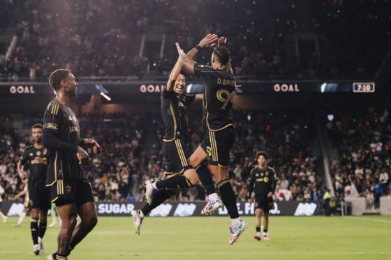 손흥민(가운데)과 데니스 부앙가(오른쪽)가 지난 9월 미국 캘리포니아주 LA의 BMO 스타디움에서 열린 2025 미국프로축구(MLS) 정규리그 홈경기에서 득점 후 펄쩍 뛰며 하이파이브하고 있다. /사진=로스앤젤레스FC(LAFC) 공식 사회관계망서비스(SNS)