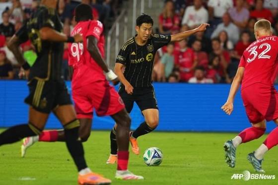손흥민(가운데)이 지난 9월 미국 미주리주 세인트루이스 에너자이저 파크에서 열린 2025시즌 MLS 정규리그 세인트루이스를 상대로 오른발 킥을 시도하고 있다. /AFPBBNews=뉴스1