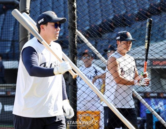 한화 안치홍(왼쪽). /사진=강영조 선임기자