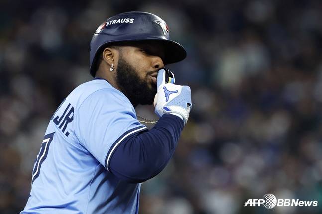 블라디미르 게레로 주니어가 17일 시애틀과 ALCS 4차전에서 솔로 홈런을 날리고 세리머니를 하고 있다. /AFPBBNews=뉴스1