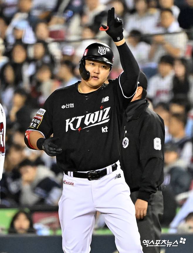 2일 오후 서울 송파구 잠실야구장에서 열린 '2024 신한 SOL Bank KBO 포스트시즌' KT 위즈와 두산 베어스의 와일드카드 결정전 1차전 경기, 1회초 무사 1,3루 KT 오재일이 1타점 적시타를 날린 후 세리머니를 하고 있다. 엑스포츠뉴스DB