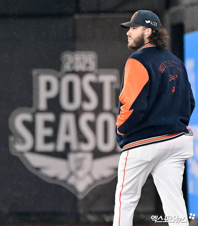 17일 오후 대전 한화생명 볼파크에서 열리는 '2025 신한 SOL Bank KBO 포스트시즌' 삼성 라이온즈와 한화 이글스의 플레이오프 1차전 경기, 1차전 선발투수로 예고된 한화 폰세가 그라운드에서 몸을 풀고 있다. 대전, 김한준 기자