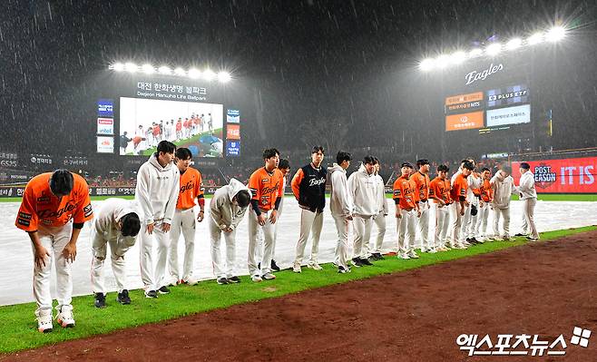 17일 오후 대전한화생명볼파크에서 열릴 예정이던 '2025 신한 SOL Bank KBO 포스트시즌' 삼성 라이온즈와 한화 이글스의 플레이오프 1차전 경기가 우천으로 취소됐다. 관중석을 향해 인사하는 한화 선수단. 대전, 박지영 기자