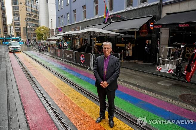 '성소수자 상징' 무지개길에 선 노르웨이 루터교회 수좌주교 [로이터 연합뉴스 자료사진 재판매 및 DB 금지]