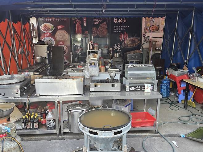 캄보디아 최대 범죄구역 '태자단지' 내 중국 포장마차 (프놈펜=연합뉴스) 손현규 특파원 = 지난 16일(현지시간) 캄보디아 수도 프놈펜 인근 최대 범죄 구역인 '태자 단지' 안에 중국 음식을 파는 포장마차가 방치돼 있다. 2025.10.17