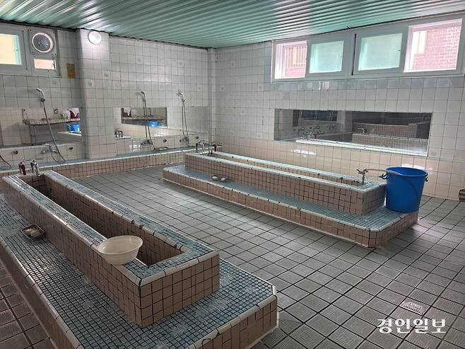 수원시 장안구 송죽동에 있는 수원 무등탕은 옛 모습을 고스란히 간직하고 있는 재래식 목욕탕이다. /신현정기자 god@kyeongin.com