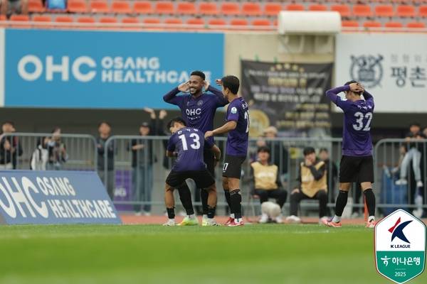 FC안양 모따가 18일 안양종합운동장에서 열린 김천상무와의 리그 33라운드 경기에서 득점하고 선수들과 기뻐하고 있다. 2025.10.18 /한국프로축구연맹