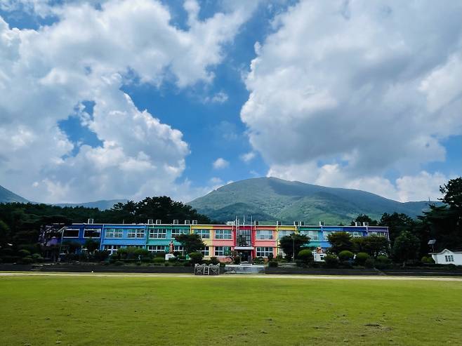 무등산 규봉암을 배경으로 자리한 화순초등학교 이서분교. 이서면 유일의 공교육 기관이다.