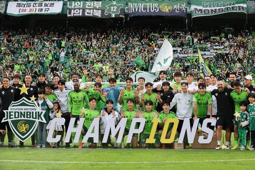 18일 전북 전주월드컵경기장에서 열린 2025 하나은행 K리그1 2025 풀리그 마지막 33라운드 경기에서 전북 현대가 수원 FC에 2대 0으로 이긴 후 10번째 우승별을 땄다. 우승을 확정한 뒤 선수들과 코치진이 기념 촬영을 하고 있다. /연합뉴스