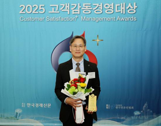 볼보그룹코리아 이명관 국내영업서비스 부문 부사장(사진)이 '제19회 2025 고객감동경영대상' 유통부문 대상을 수상한 뒤 기념사진을 찍고 있다.