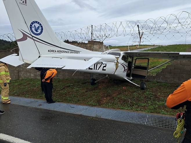 ▲ 18일 오전 울진군 기성면 울진공항 출장소 인근에서 경비행기가 불시착했다. 사진은 사고 현장 모습. 경북소방본부 제공
