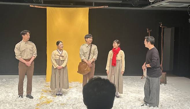 지난 16일 봉산문화회관 스페이스라온에서 진행한 연극 혜영에게 오픈리허설 시작 전 배우 및 극단 대표가 인사를 하고 있다.