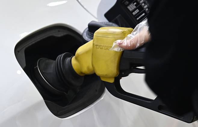 대구지역의 한 주유소에서 시민이 주유를 하는 모습. 영남일보DB