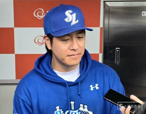 삼성 베테랑 포수 강민호가 플레이오프 1차전을 앞두고 취재진과 인터뷰를 하고 있다. (사진=스포츠춘추 황혜정 기자)