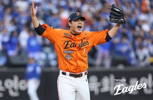 한화 문동주가 7회말 삼자범퇴로 이닝을 마무리하고 환호하고 있다. (사진=한화)