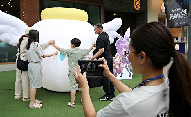 가족 단위의 관람객들이 행사장을 찾았다(제공=컴투스).