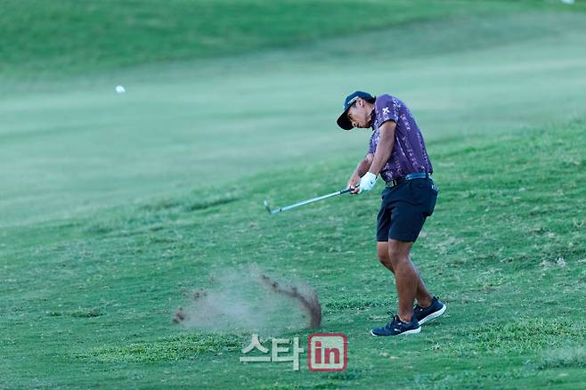 갈벤 그린이 아시안투어 SJM마카오 오픈 1라운드 경기 도중 러프에 있는 공을 쳐내고 있다. (사진=SJM 마카오 오픈)