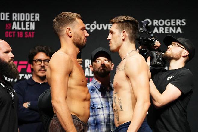 UFC 미들급 4위 레이니어 더 리더(왼쪽)와 9위 브렌던 앨런이 계체를 마친 뒤 페이스오프를 하고 있다. 사진=UFC