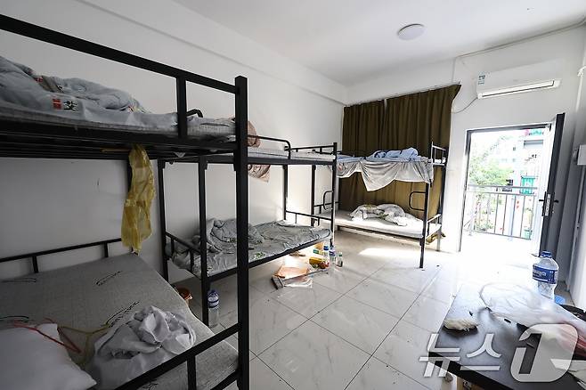 최근 캄보디아에서 한국인 대상 취업사기 및 감금 사건 등 각종 범죄에 연루된 사례가 수면 위로 드러나고 있다. 사진은 16일(현지시간) 캄보디아 프놈펜 인근 온라인스캠범죄단지인 태자단지 내부. 2025.10.16/뉴스1 ⓒ News1 김도우 기자