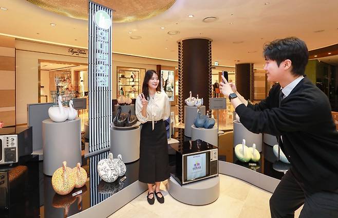 서울 강남구에 위치한 현대백화점 압구정본점 3층 팝업존에서 열린 '현대, 예술이 된 시간' 전시에서 고객들이 기념사진을 촬영하고 있다.(현대백화점 제공).