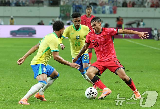 한국 국가대표 선수로 국내에서 경기를 치렀던 카스트로프(오른쪽)2025.10.10/뉴스1 ⓒ News1 장수영 기자