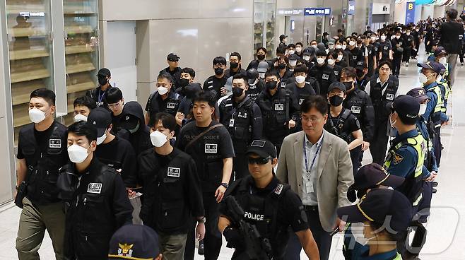 캄보디아 당국의 범죄단지 단속으로 적발돼 구금됐던 한국인들이 18일 오전 인천국제공항 2터미널을 통해 송환되고 있다. 이번 송환 대상자들은 이른바 '웬치'로 불리는 캄보디아 범죄단지에서 보이스피싱이나 로맨스 스캠(사기) 등 범죄에 가담한 혐의를 받고 있다. 이들은 호송 차량 23대 등을 타고 충남경찰청 등 6개 관할 경찰관서로 압송된다. (공도취재) 2025.10.18/뉴스1 ⓒ News1 박지혜 기자