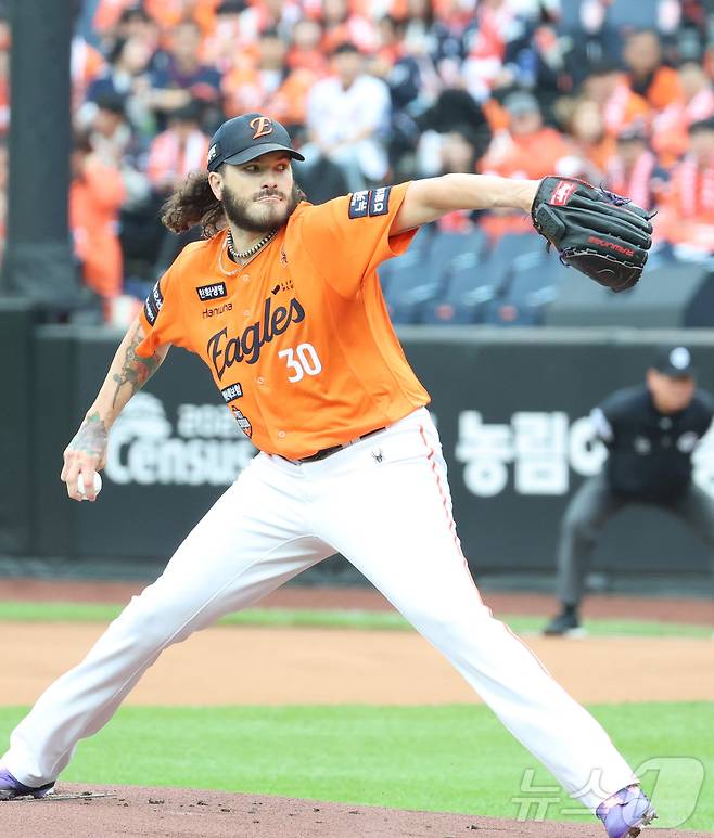 18일 대전 한화생명볼파크 열린 프로야구 2025 신한 SOL뱅크 KBO 플레이오프 1차전 삼성 라이온즈와 한화 이글스의 경기에서 한화 선발 폰세가 투구하고 있다. 2025.10.18/뉴스1 ⓒ News1 김기남 기자