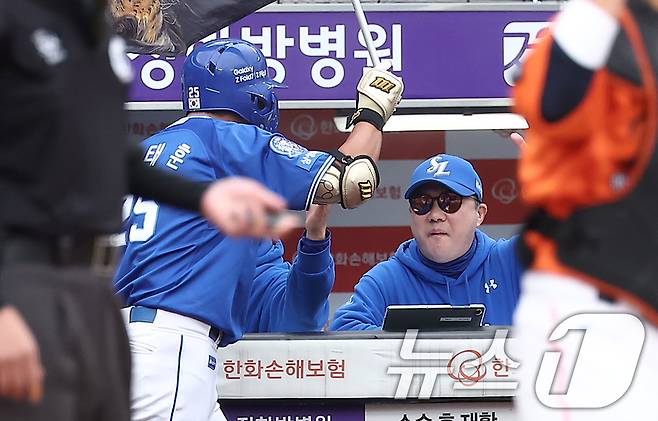 18일 대전 한화생명볼파크 열린 프로야구 2025 신한 SOL뱅크 KBO 플레이오프 1차전 삼성 라이온즈와 한화 이글스의 경기, 삼성 박진만 감독이 4회초 무사 선두타자로 나서 역전 솔로홈런을 터뜨린 김태훈과 기쁨을 나누고 있다. 2025.10.18/뉴스1 ⓒ News1 김성진 기자