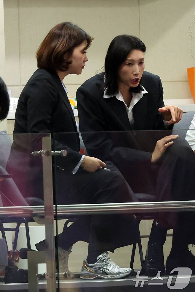 18일 인천 부평구 삼산월드체육관에서 열린 프로배구 진에어 2025-2026 V리그 여자부 흥국생명과 정관장의 개막 경기에서 김연경이 경기를 지켜보고 있다. 2025.10.18/뉴스1 ⓒ News1 김명섭 기자