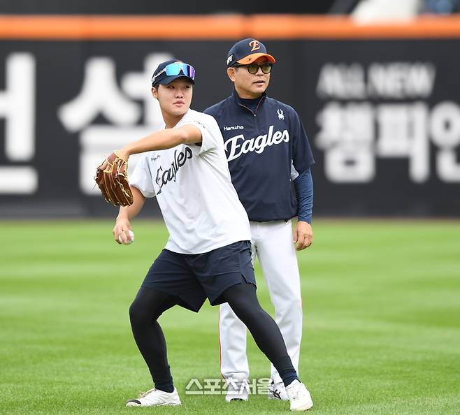 한화 양상문 코치가 17일 대전 한화생명볼파크에서 열린 2025 KBO 포스트시즌 플레이오프 1차전 삼성과 경기 전 정우주의 훈련을 지켜보고 있다. 대전 | 최승섭기자 thunder@sportsseoul.com