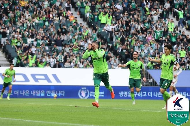 전북 티아고(가운데)가 18일 수원FC전에서 추가골을 넣고 환호하고 있다. 사진 | 한국프로축구연맹