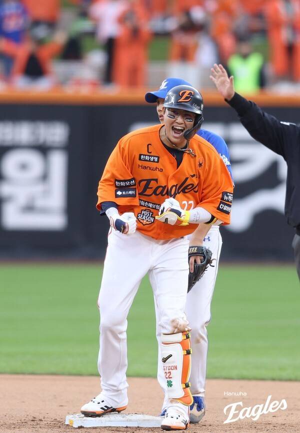 한화 이글스 내야수 채은성이 8일 오후 2시 대전 한화생명볼파크에서 2025 신한 SOL뱅크 한국야구위원회(KBO) 포스트시즌(PS) 플레이오프(PO·5전3선승제) 1차전에서 적시타를 친 뒤 환호하고 있다. /사진=한화 이글스