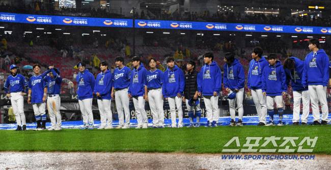 21일 광주 기아챔피언스필드에서 열린 한국시리즈 1차전 KIA 타이거즈와 삼성 라이온즈의 경기. 6회초 우천 중단됐던 경기가 결국 서스펜디드 게임으로 결정됐다. 삼성 선수들이 팬들에게 인사를 건네고 있다. 광주=박재만 기자 pjm@sportschosun.com/2024.10.21/