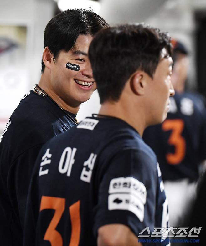 16일 광주 기아 챔피언스필드에서 열린 한화-KIA전. 5회초 2사 1루 노시환이 투런포를 친 후 손아섭을 놀리고 있다. 광주=정재근 기자 cjg@sportschosun.com/2025.9.16/