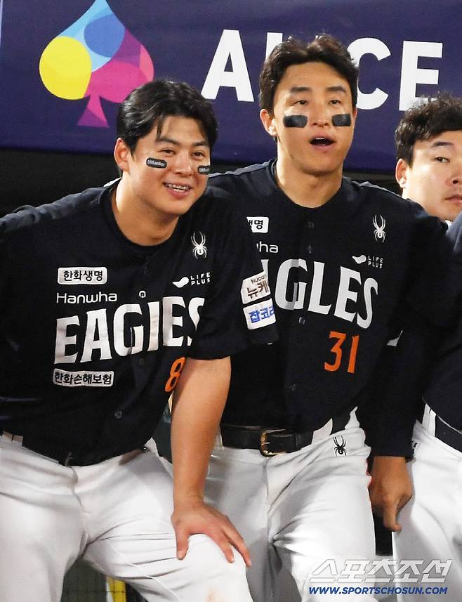 10일 부산 사직구장에서 열린 롯데 자이언츠와 한화 이글스의 경기. 한화 노시환, 손아섭이 경기를 지켜보고 있다. 부산=박재만 기자 pjm@sportschosun.com/2025.09.10/