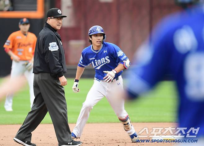 18일 대전 한화생명볼파크에서 열린 삼성과 한화의 PO 1차전. 2회초 삼성 이재현이 2타점 2루타를 날렸다. 볼 빠진 사이 3루까지 내달리고 있는 이재현. 대전=송정헌 기자songs@sportschosun.com/2025.10.18/