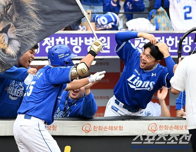 18일 대전한화생명볼파크에서 열린 삼성과 한화의 PO 1차전. 4회초 김태훈이 재역전 솔로홈런을 치고 김헌곤과 기쁨을 나누고 있다. 대전=허상욱 기자wook@sportschosun.com/2025.10.18/