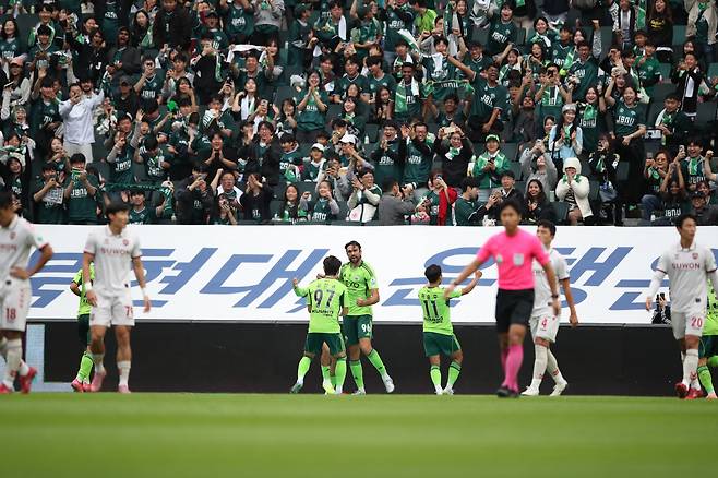 전주월드컵경기장/ K리그1/ 전북현대모터스 vs 수원FC/ 전북 콤파뇨 득점/ 골 세레머니/ 사진 하서영