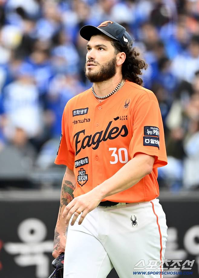 18일 대전한화생명볼파크에서 열린 삼성과 한화의 PO 1차전. 3회초 5대5 동점을 허용한 폰세가 이닝을 끝낸 후 더그아웃으로 향하고 있다. 대전=허상욱 기자wook@sportschosun.com/2025.10.18/