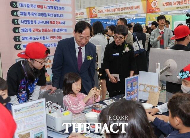 설동호 교육감이 DCC서 열린 ‘2025 대전수학축전’에서 수학탐구 체험 부스를 관계자들과 함께 둘러보고 있다. /대전시교육청