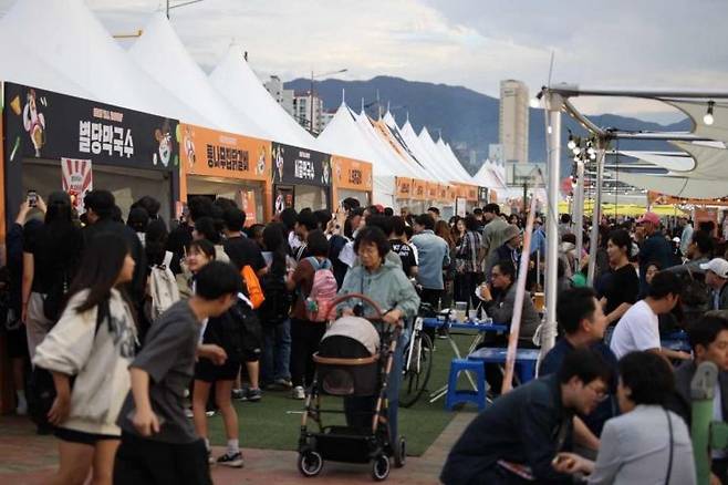 시민들이 지난 17일 춘천막국수닭갈비축제를 즐기고 있다. 춘천시 제공