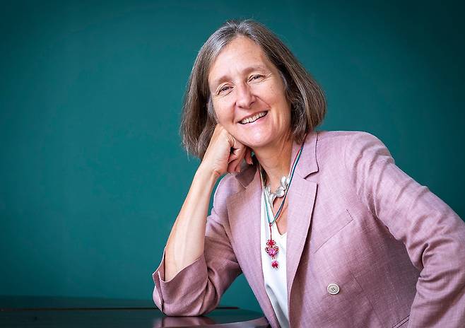 애나 렘키 교수는 한 달 동안 중독 대상을 완전히 끊어보는 ‘도파민 디톡스’를 권했다. ①계획을 세우고 ②주변 사람들에게 알리고 ③적당한 운동 등 금욕적 활동으로 일상을 채우라는 조언이다. “처음 10~14일은 정말 힘들지만, 점점 나아집니다. 놀랍게도, 결국 더 이상 그걸 그리워하지 않게 되죠.” /이신영 영상미디어 기자